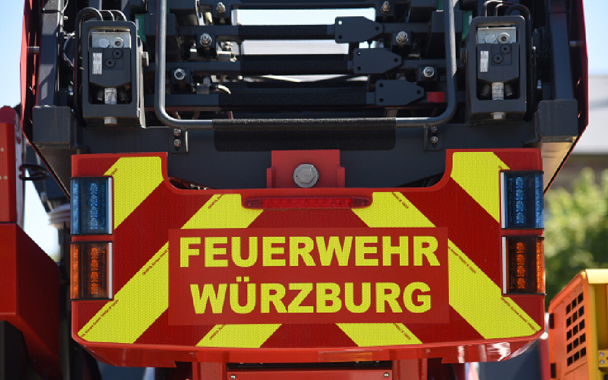 Das ist ein Feuerwehrauto der Wuerzburger Feuerwehr mit Drehleiter von hinten Das ist ein Feuerwehrauto der Wuerzburger Feuerwehr mit Drehleiter von hinten